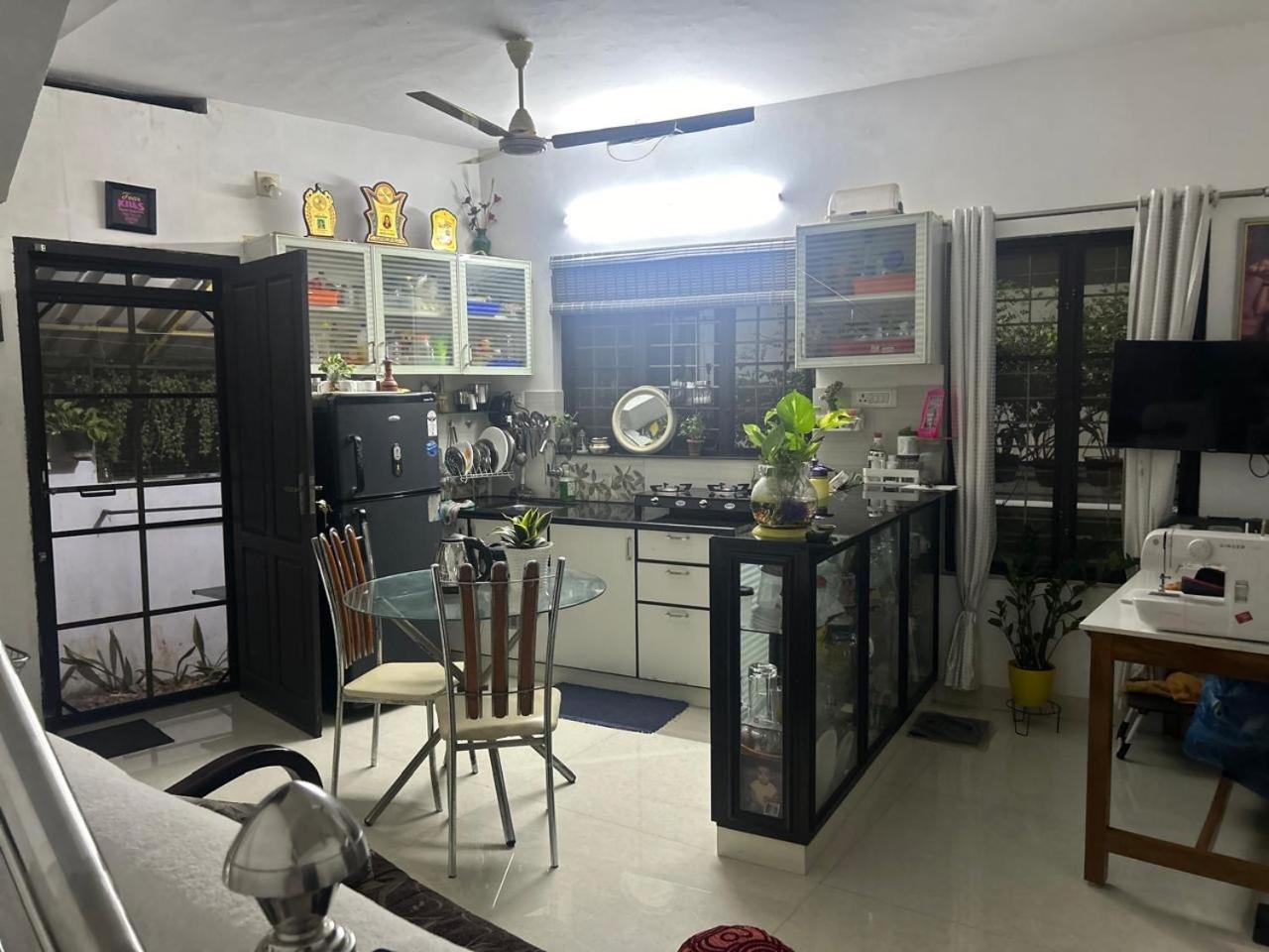 Chaithritha Ladies Homestay Thiruvananthapuram Kültér fotó